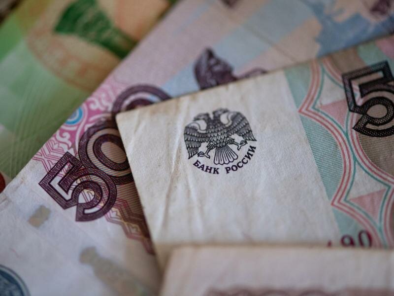 Russische Rubel-Banknoten: Russland droht trotz voller Staatskasse die Zahlungsunfähigkeit. Foto: Sven Hoppe/dpa