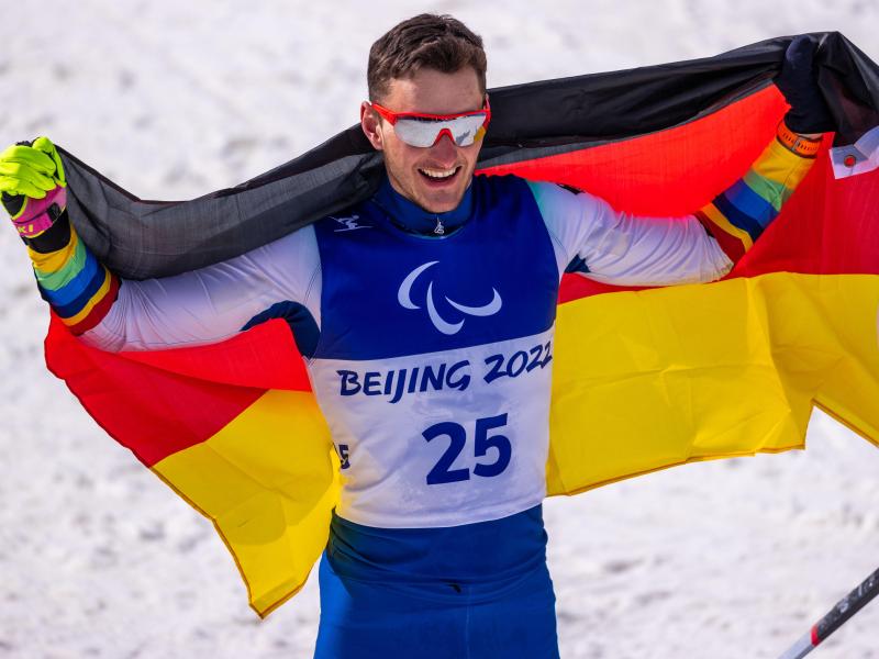 Langläufer Marco Maier feiert den Gewinn der Sprint-Silbermedaille. Foto: Jens Büttner/dpa-Zentralbild/dpa