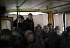Um Zivilisten die Flucht aus belagerten Städten zu ermöglichen, haben sich die ukrainischen und russischen Streitkräfte auf eine Feuerpause auf bestimmten Fluchtrouten geeinigt. Foto: Felipe Dana/AP/dpa