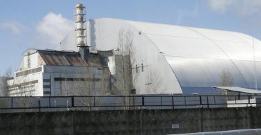 Dieser Schutzbau bedeckt den explodierten Reaktor im Kernkraftwerk Tschernobyl. Foto: Efrem Lukatsky/AP/dpa