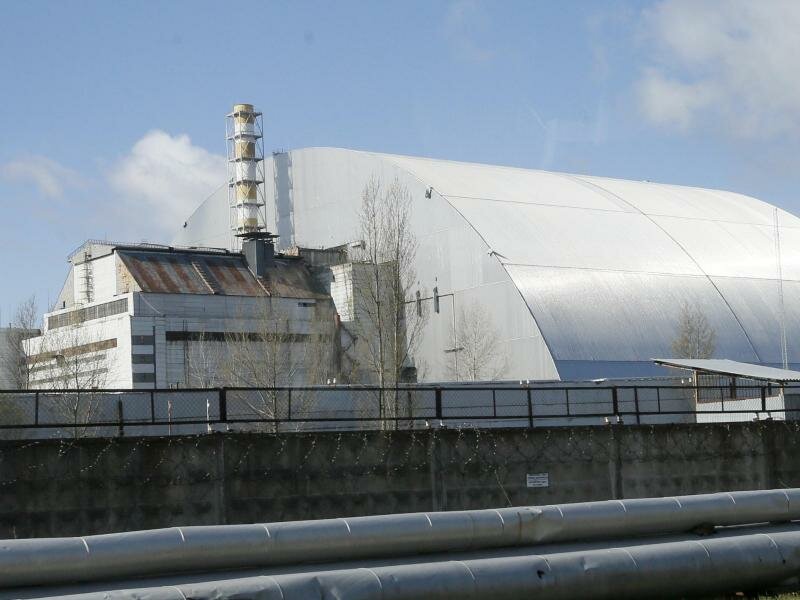 Dieser Schutzbau bedeckt den explodierten Reaktor im Kernkraftwerk Tschernobyl. Foto: Efrem Lukatsky/AP/dpa