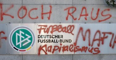 «Fußball-Mafia» schmierten Unbekannte zuletzt auf die Fassade der DFB-Zentrale in Frankfurt am Main. Foto: Sebastian Gollnow/dpa