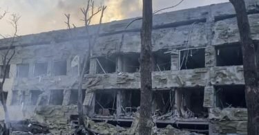 Das von der Stadtverwaltung veröffentlichte Videostandbild zeigt schwere Schäden an dem Kinderkrankenhaus in Mariupol. Foto: Uncredited/Mariupol City Council/AP/dpa