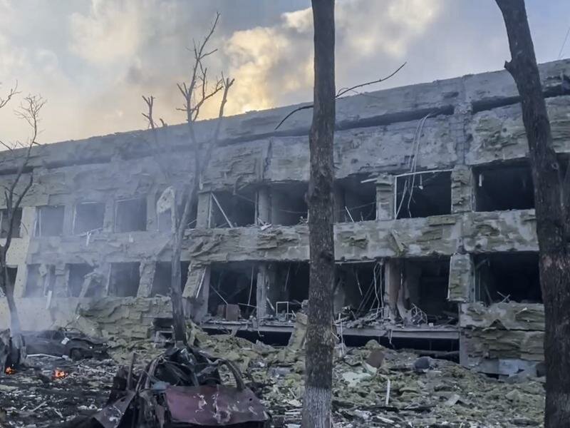 Das von der Stadtverwaltung veröffentlichte Videostandbild zeigt schwere Schäden an dem Kinderkrankenhaus in Mariupol. Foto: Uncredited/Mariupol City Council/AP/dpa