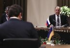 Auf Abstand: Ukraines Außenminister Dmytro Kuleba (vorne links) und der russische Außenminister Sergej Lawrow sitzen sich in Antalya gegenüber - zum ersten Mal seit Kriegsbeginn. Foto: Cem Ozdel/Turkish Foreign Ministry/AP/dpa