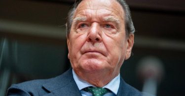 Altkanzler Gerhard Schröder soll angeblich nach Moskau gereist sein. Foto: Kay Nietfeld/dpa