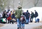 Flüchtlinge aus der Ukraine kommen im Ankunftszentrum Reinickendorf in Berlin an. Foto: Annette Riedl/dpa