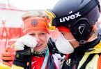 Weinte vor Freude über ihren dritten Platz: Andrea Rothfuss (l) neben Mauritz Trautner, Co-Bundestrainer Para Ski Alpin. Foto: Christoph Soeder/dpa