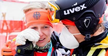 Weinte vor Freude über ihren dritten Platz: Andrea Rothfuss (l) neben Mauritz Trautner, Co-Bundestrainer Para Ski Alpin. Foto: Christoph Soeder/dpa