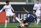 Remo Freuler (M) von Atalanta Bergamo gegen Amine Adli (l) von Bayer Leverkusen. Foto: Francesco Scaccianoce/LPS via ZUMA Press Wire/dpa