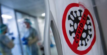 Noch immer würden sich zu viele Menschen mit dem Corona-Virus infizieren, zu viele im Krankenhaus behandelt werden müssen und auch zu viele sterben, so der Präsident des RKI, Lothar Wieler. Foto: Sebastian Gollnow/dpa/Symbolbild