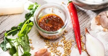 Selbstgemacht schmeckt Currypaste besonders frisch und aromatisch. Foto: Franziska Gabbert/dpa-tmn