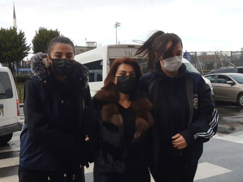 Polizeibeamte eskortieren Sedef Kabas Ende Januar vor ihrem Auftritt vor Gericht in Istanbul. Foto: Uncredited/IHA/dpa