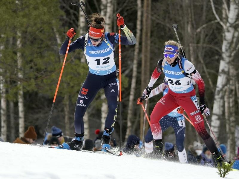 Vanessa Voigt (l) hat beim Biathlon-Weltcup in Estland den zweiten Platz erreicht. Foto: Roman Koksarov/AP/dpa