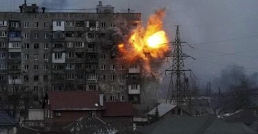 Eine Explosion ist in einem Wohnhaus zu sehen, nachdem ein Panzer der russischen Armee in Mariupol geschossen hat. Foto: Evgeniy Maloletka/AP/dpa