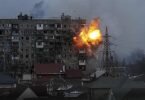 Ein Panzer der russischen Armee hat in Mariupol auf ein Wohnhaus geschossen. Foto: Evgeniy Maloletka/AP/dpa