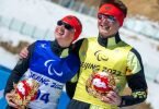 Die 18-jährige Leonie Walter und ihr Guide Pirmin Strecker feiern nach dem Rennen über 15 Kilometer ihre Bronzemedaille. Foto: Jens Büttner/dpa-Zentralbild/dpa