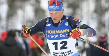 Biathlet Erik Lesser kam als Fünfter 38,6 Sekunden hinter dem norwegischen Sieger Vetle Sjastad Christiansen ins Ziel. Foto: Vesa Moilanen/Lehtikuva/AP/dpa