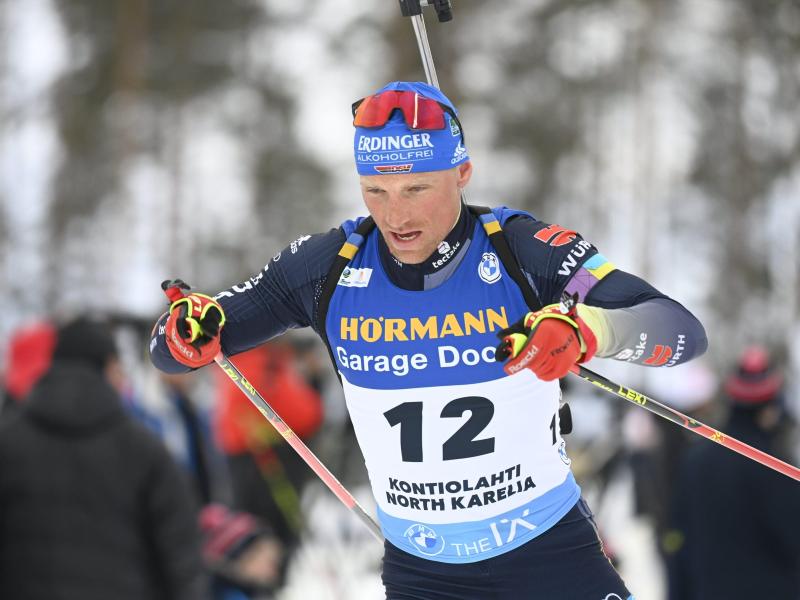 Biathlet Erik Lesser kam als Fünfter 38,6 Sekunden hinter dem norwegischen Sieger Vetle Sjastad Christiansen ins Ziel. Foto: Vesa Moilanen/Lehtikuva/AP/dpa