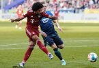 Hoffenheims David Raum (r) kann den Torschuss von Bayerns Serge Gnabry nicht verhindern. Foto: Uwe Anspach/dpa