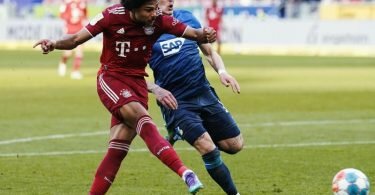 Hoffenheims David Raum (r) kann den Torschuss von Bayerns Serge Gnabry nicht verhindern. Foto: Uwe Anspach/dpa