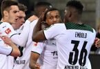 Spieler von Mönchengladbach feiern mit dem Torschützen Plea. Foto: Federico Gambarini/dpa