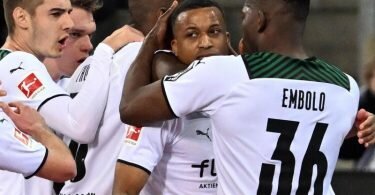 Spieler von Mönchengladbach feiern mit dem Torschützen Plea. Foto: Federico Gambarini/dpa
