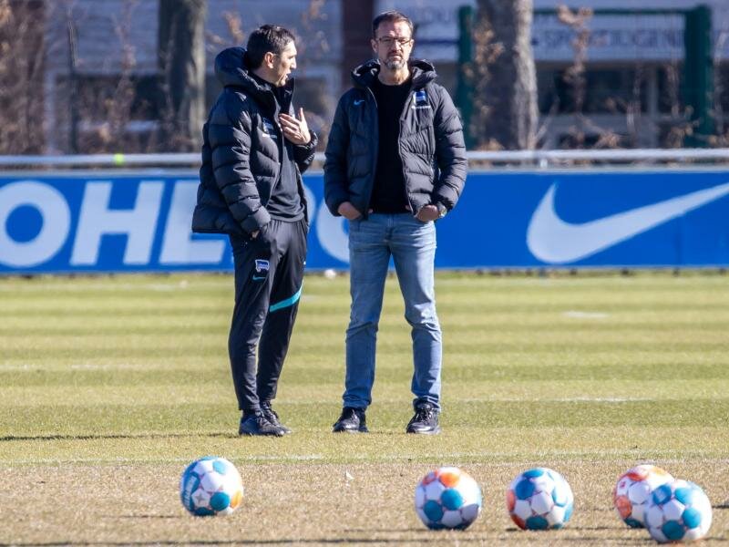 Fredi Bobic (r) hat für Sonntag eine Stellungnahme zur Zukunft von Tayfun Korkut angekündigt. Foto: Andreas Gora/dpa