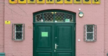 In Deutschland leben etwa 20-Prozent der Minderjährigen in armutsgefährdeten Haushalten. Foto: Jens Kalaene/dpa-Zentralbild/dpa