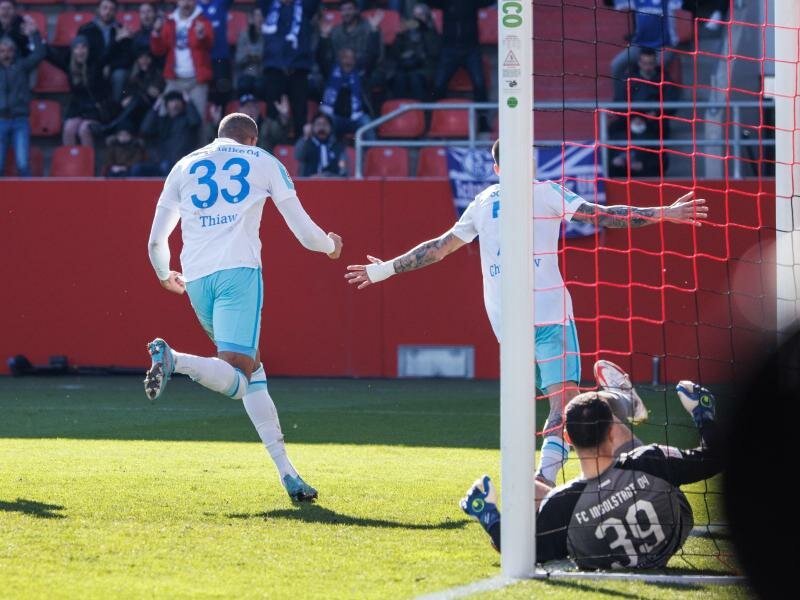 Schalkes Malick Thiaw (l) bejubelt sein Tor zum zwischenzeitlichen 2:0. Foto: Matthias Balk/dpa
