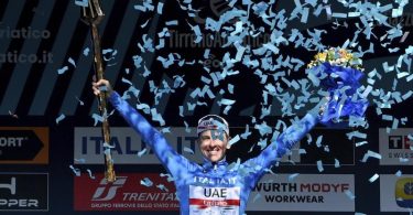 Tadej Pogacar feiert seinen Gesamtsieg bei der Tirreno-Adriatico. Foto: Gian Mattia D'alberto/LaPresse/AP/dpa