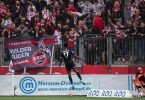 Siegtorschütze Kingsley Schindler lässt sich von den Kölner Fans feiern. Foto: Marius Becker/dpa