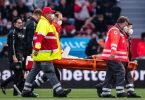 Leverkusens Florian Wirtz wird verletzt vom Platz getragen. Foto: Marius Becker/dpa