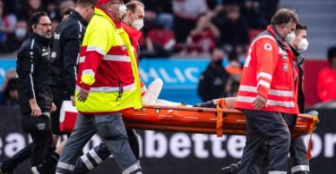Leverkusens Florian Wirtz wird verletzt vom Platz getragen. Foto: Marius Becker/dpa