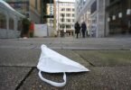 Eine FFP2 Maske liegt in der Münchner Innenstadt auf der Straße. Foto: Karl-Josef Hildenbrand/dpa