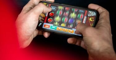 Gerade für Online-Glücksspiel sind viele anfällig. Foto: Sina Schuldt/dpa/Archivbild