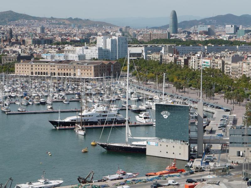 Der Hafen von Barcelona - Spanische Behörden haben dort laut Medienberichten erstmals eine Jacht festgesetzt, die möglicherweise einem von EU-Sanktionen betroffenen russischen Oligarchen gehört. Foto: Rainer Jensen/dpa