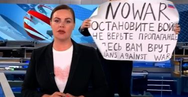 In Russland ist es Medien verboten, den russischen Einmarsch in die Ukraine als «Krieg» oder «Invasion» zu benennen - eine Frau tat in einer Nachrichtensendung genau das. Foto: ---/Social Media/dpa