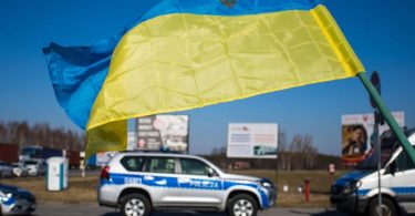 Eine ukrainische Landesfahne ist am polnisch-belarussischen Grenzübergang Koroszczyn zu sehen. Foto: Bartlomiej Wojtowicz/PAP/dpa