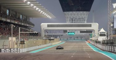 Mercedes-Pilot Lewis Hamilton steuert den Formel-1-Boliden über den Kurs von Abu Dhabi. Foto: Hasan Bratic/dpa