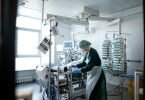 Die Ecmo-Therapie hat vielen Corona-Patienten das Leben gerettet - aber längst nicht allen.&nbsp;Experten des Uniklinikums Frankfurt halten die Sterberate bei diese Art von Behandlung für zu hoch. Foto: Fabian Strauch/dpa