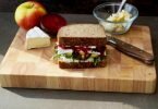 Das Frühlingssandwich punktet mit mehreren Geschmacksetagen aus Frischkäse, Rucola, Apfelschnittchen, Camembert und knackiger Rote Bete zwischen zwei Scheiben Kartoffelbrot. Foto: Manfred Zimmer/herrgruenkocht.de/dpa-tmn