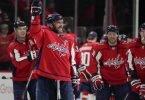 Der linke Flügel der Washington Capitals, Alexander Owetschkin (8), hat mit dem 767. Tor den dritten Rang in der ewigen NHL-Torjägerliste übernommen. Foto: Julio Cortez/AP/dpa