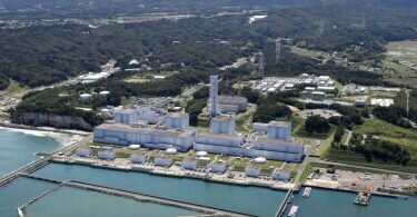 Das Atomkraftwerk Fukushima 2018 von einem Hubschrauber aus aufgenommen. In dem Gebiet kam es zu einem Erdbeben. Foto: ---/Kyodo/dpa