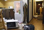Möbel und Elektrogeräte liegen nach dem Erdbeben verstreut in einer Wohnung in Fukushima. Foto: -/Kyodo News/AP/dpa