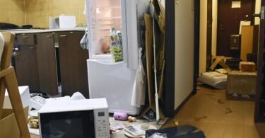 Möbel und Elektrogeräte liegen nach dem Erdbeben verstreut in einer Wohnung in Fukushima. Foto: -/Kyodo News/AP/dpa
