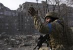 Die Kämpfe um Mariupol sind so heftig und andauernd, dass mehrere Evakuierungsversuche von Zivilisten scheiterten. (Archivbild). Foto: Mstyslav Chernov/AP/dpa