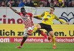 Der Mainzer Moussa Niakhate (l) und Dortmunds Felix Passlack kämpfen um den Ball. Foto: Torsten Silz/dpa