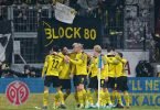 Dortmunds Spieler bejubeln das späte Tor zum 1:0 in Mainz. Foto: Torsten Silz/dpa