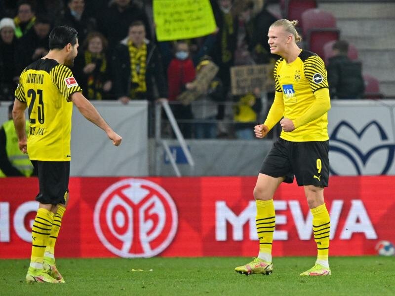 Dortmunds Emre Can und Erling Haaland jubeln nach dem Spiel über den Sieg in Mainz. Foto: Torsten Silz/dpa